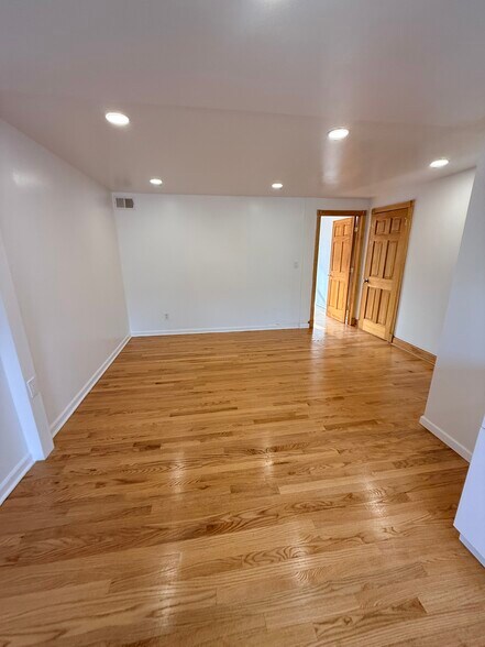 Building Photo - 2068 33rd St