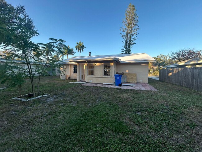 Building Photo - Spacious 3/2 home available now, and conveniently located near downtown and Manatee Hospital