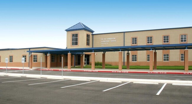 Building Photo - 1950 SF Home in San Antonio - 4 BR /2 BA - WATERWHEEL!!!