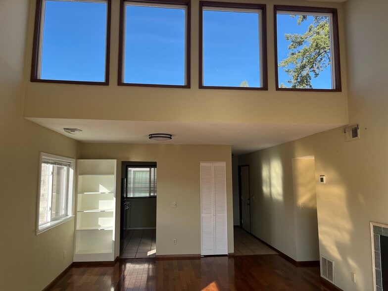 Pop-up windows in living room - 7511 N Edgewater Ave