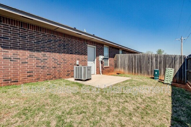 Building Photo - 1308 Garden Gate Dr