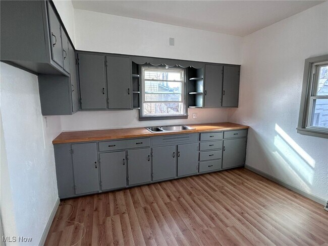 Building Photo - 213 George St