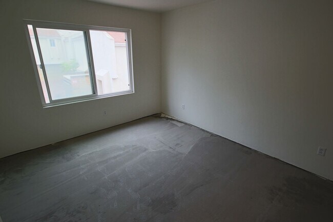 Building Photo - Completely Remodeled 3br Townhome in UTC
