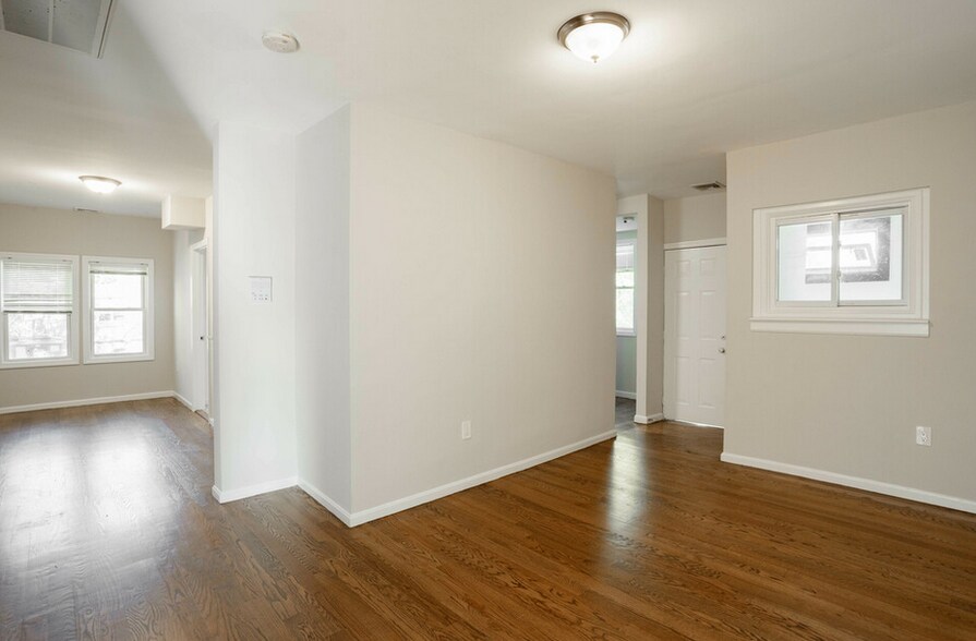 Building Photo - 92 Maple St