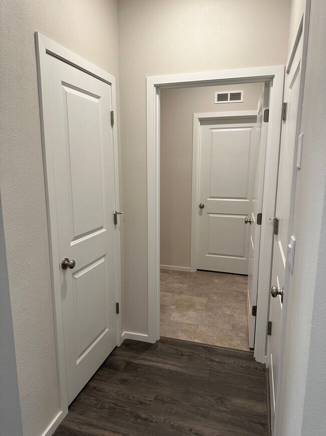 Building Photo - Newer single level 3-bedroom 2 bath house in Springfield!