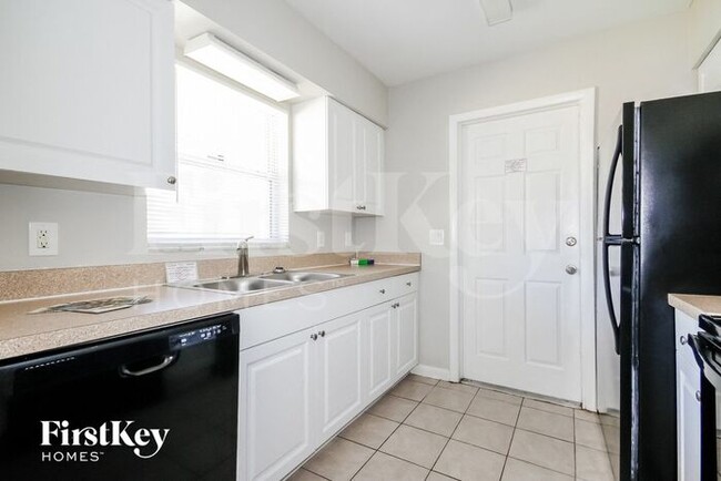 Building Photo - 3217 Deerfield Dr