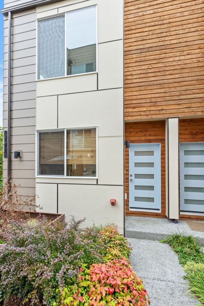 Building Photo - Unique West Seattle Townhome with Air Cond...