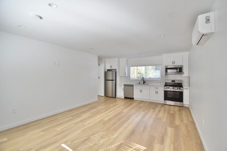 Building Photo - 11645 Moorpark St