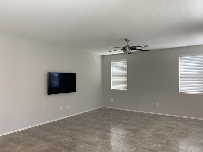 Building Photo - Beautiful 5 bedroom home