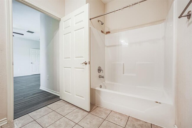 Building Photo - 10310 Chesterfield Dr