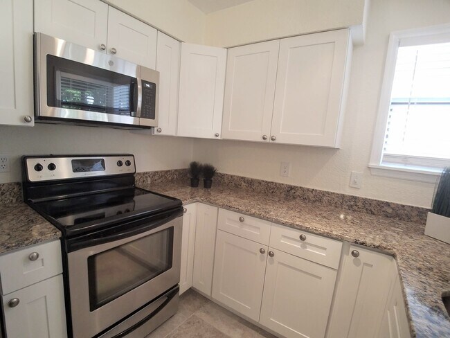 Building Photo - Beautiful  Remodeled First Floor 2/2 Condo...