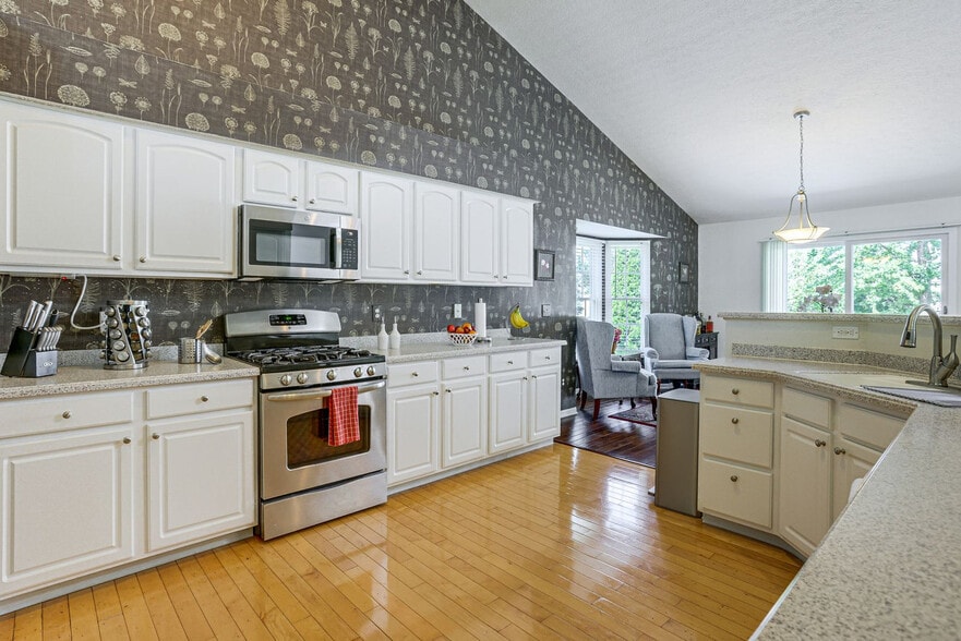 Building Photo - 5816 Lakeview Dr