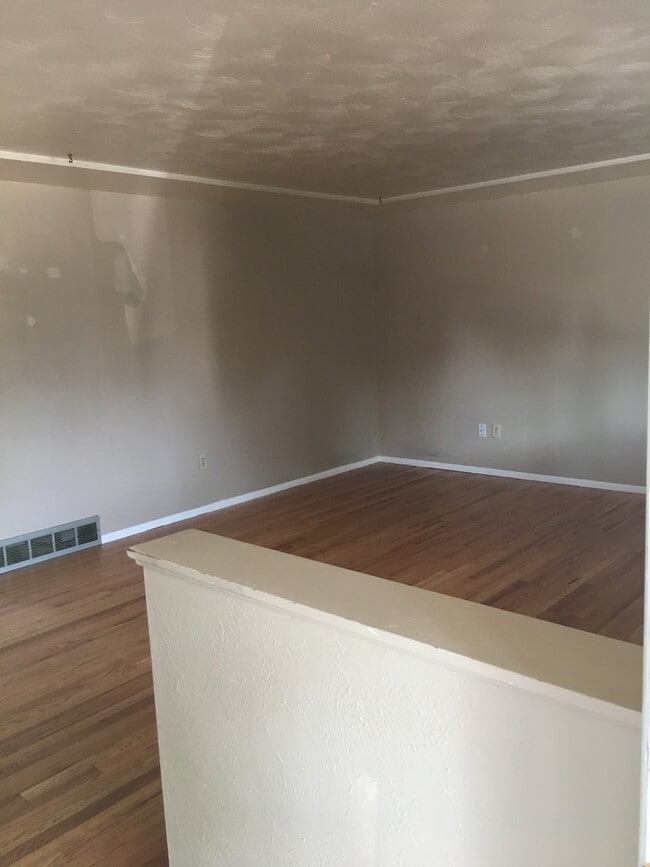 Building Photo - 5 Bedroom Home Near Mitchell High School