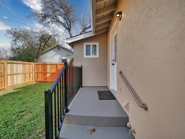 Building Photo - 308 6th St