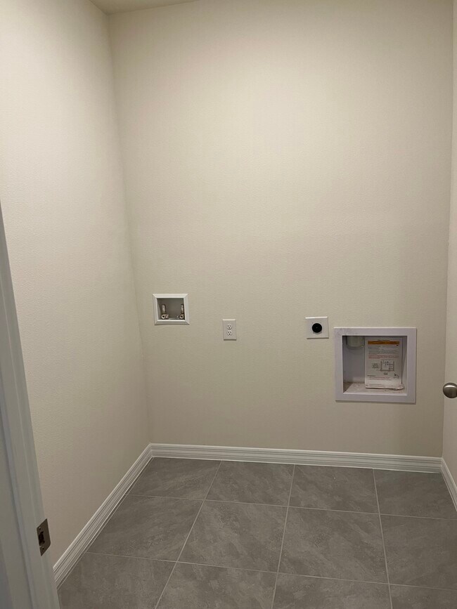 Building Photo - 2917 Canary Ln