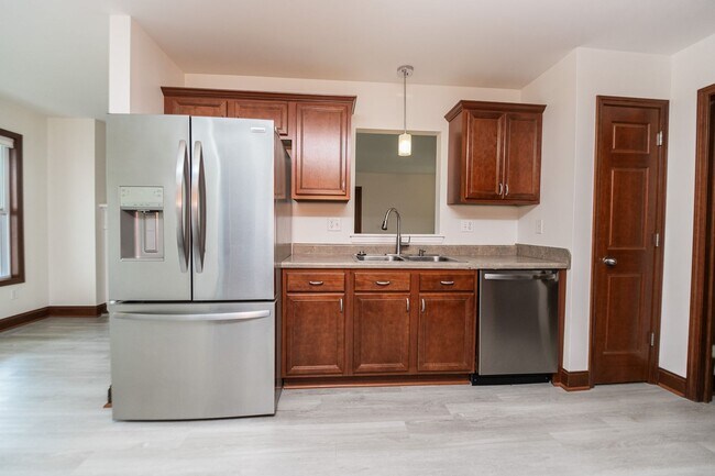 Building Photo - 3 Bedroom / 2 Bathroom Home for Rent in Va...