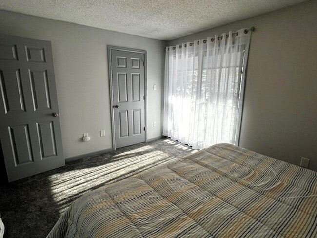 Building Photo - Winter Seasonal Rental- Lakeside Townhouse...