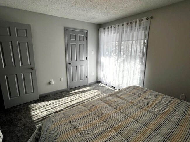 Building Photo - Winter Seasonal Rental- Lakeside Townhouses #3