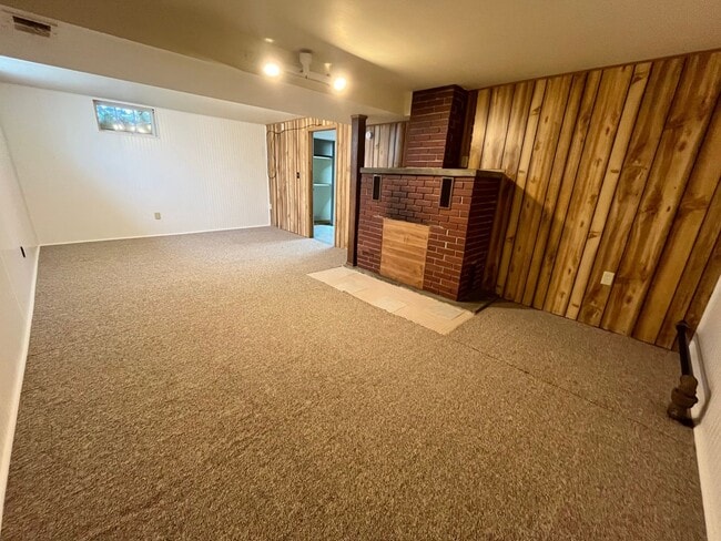 Building Photo - East Side 2 Bed/2 Bath w/ Bonus Room!