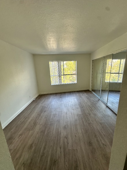 Building Photo - 15009 Moorpark St