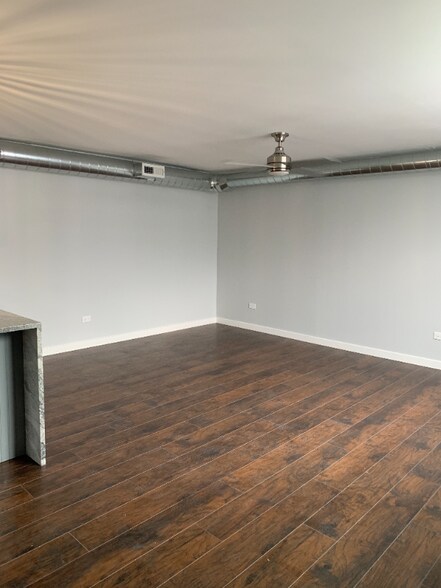 Building Photo - 2945 W Peterson Ave