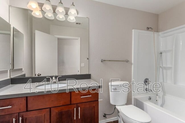 Building Photo - 2085 W Harbour Dr