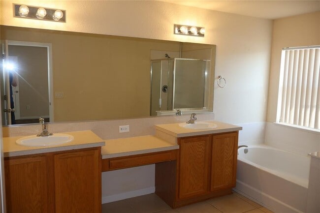 Building Photo - 4013 SW 51st Ct