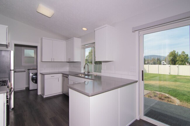 Building Photo - 3 Bed 2 Bath fully updated home adjacent to park & shopping