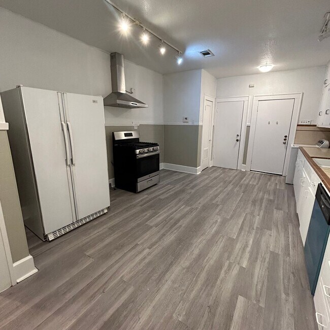 Building Photo - Large 5 bed house in the hart of West Campus.