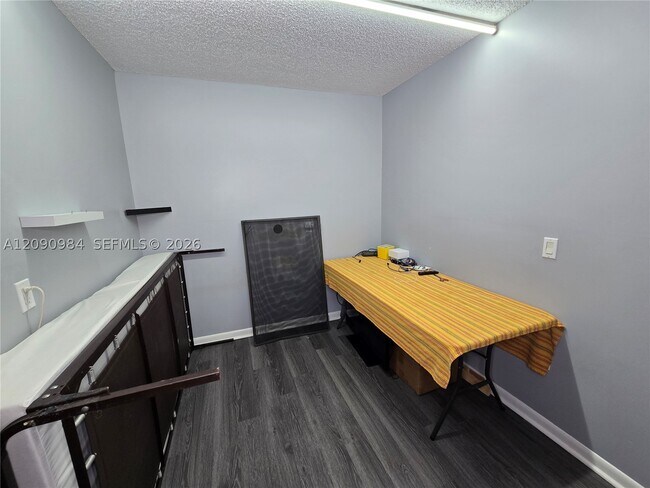 Building Photo - 1526 Whitehall Dr