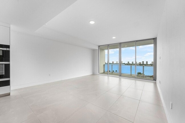 Building Photo - 220 Lake Shore Dr