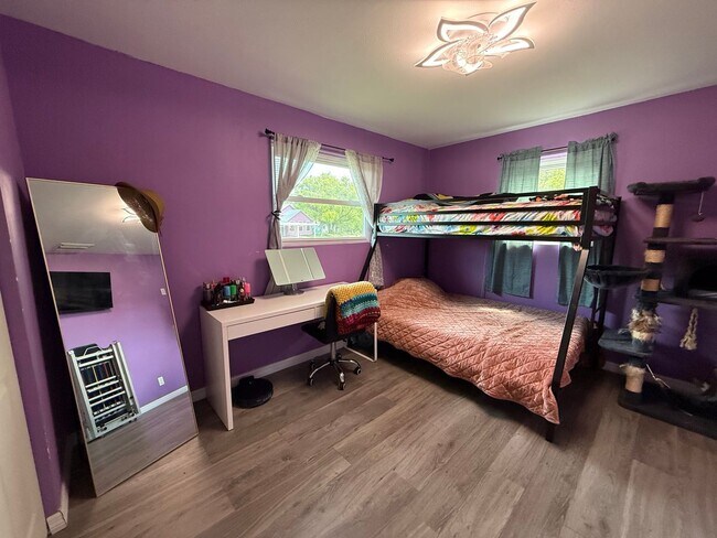 Building Photo - Spacious 4-bedroom, 2-bath pool home