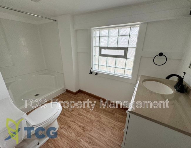 Building Photo - 227 Creve Coeur St