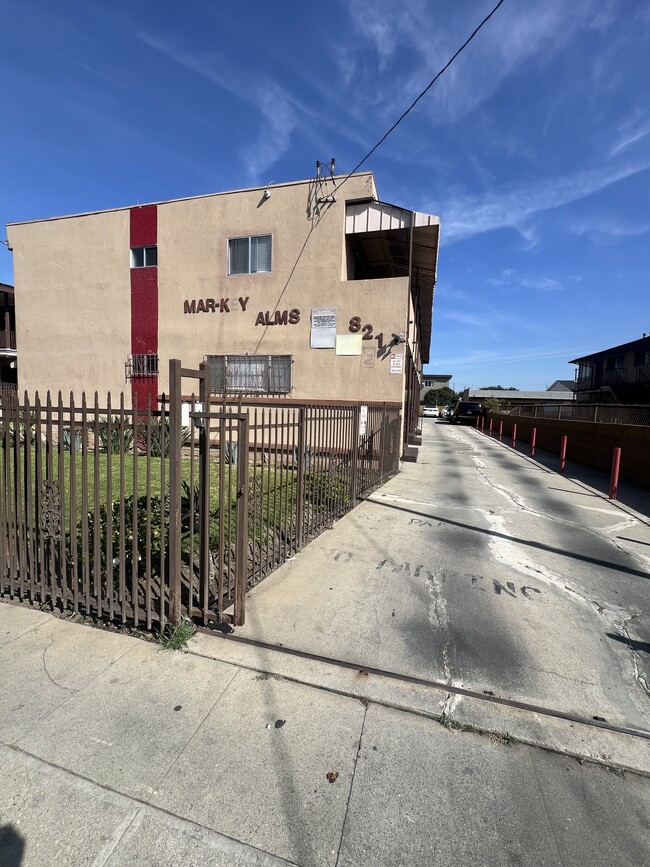 Building Photo - 821 W Colden Ave