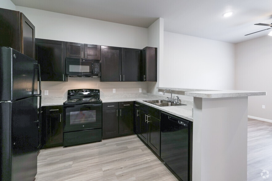 1BR, 1BA - 702SF - Kitchen - Coweta Trails I & II