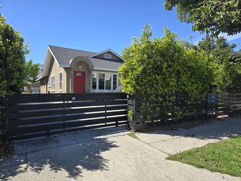 Primary Photo - 747 N Wilton Pl