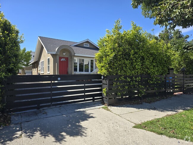 Building Photo - 747 N Wilton Pl