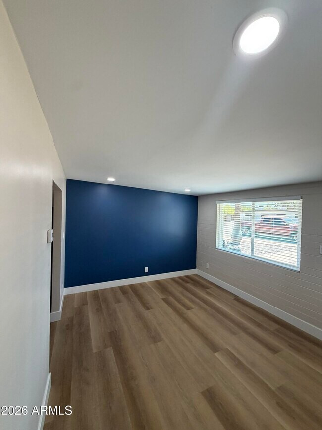 Building Photo - 909 S Kenwood Cir