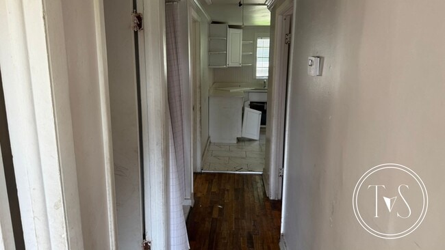 Building Photo - RATE DROP ALERT (was $1600/month)!