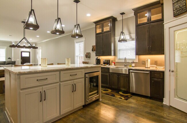 Building Photo - NOW AVAILABLE!! Furnished Custom-Built Home **Month-to-Month** Lease Option, 1.5 Miles to Broadway!