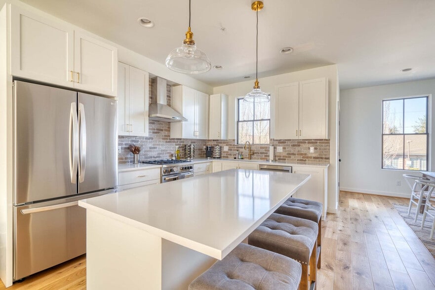 Building Photo - 512 NE 56th Ave