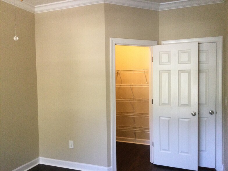 Building Photo - 8669 Hickory Creek Ln