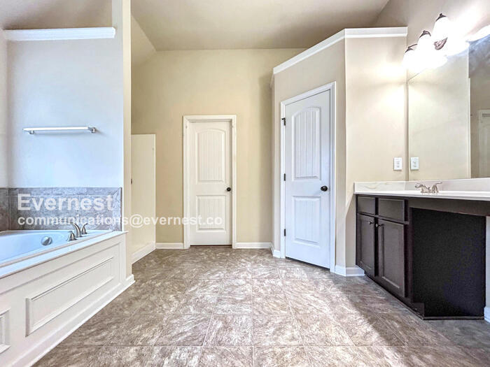 Building Photo - 350 Adverstone Ct
