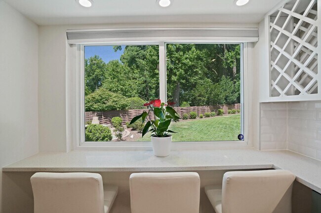 Building Photo - 6607 Lone Oak Dr