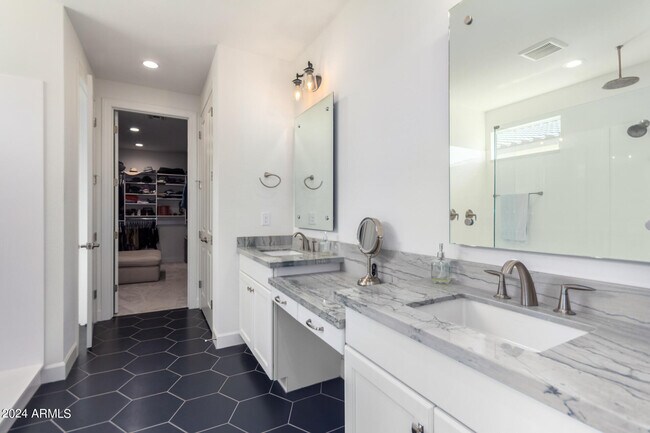Building Photo - 12075 N San Clemente St