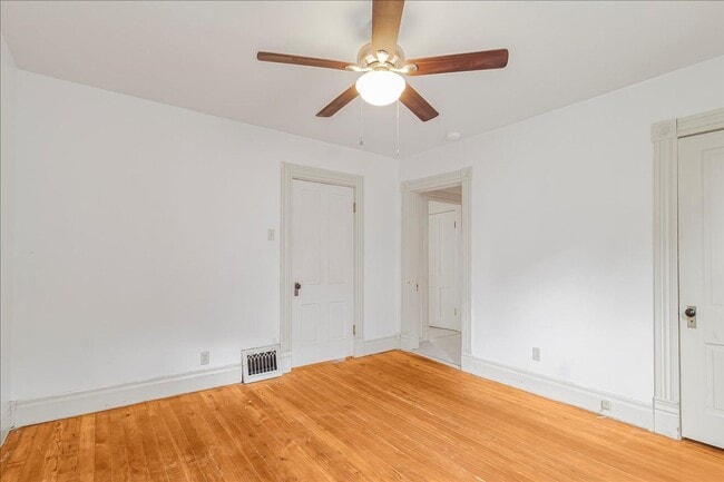 Building Photo - Spacious Updated Cottage