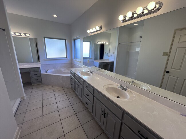 Building Photo - 29 Oak Crest Dr