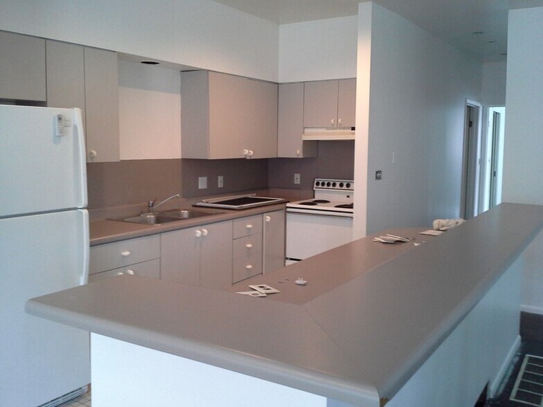 Building Photo - 320 S Reeves Ter