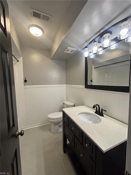 Building Photo - 605 Treemont Ct