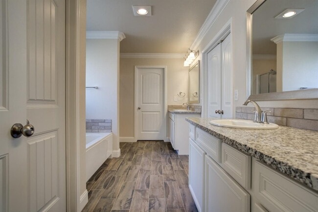 Building Photo - Immaculate newer 4/3/2 1/2 block from Quin...